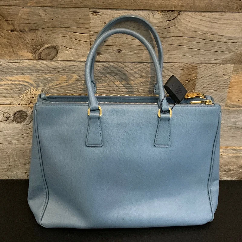 Ladies Prada Galleria bags with a detachable shoulder strapPrada Galleria Saffiano Large Tote Bag